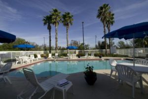 holiday-inn-express-orlando-airport-pool