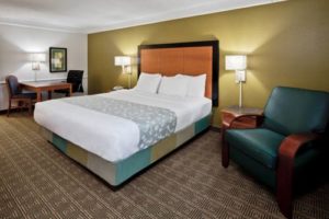 La Quinta Inn Orlando Airport bedroom